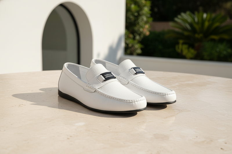 Dettaglio della chiusura slip-on del mocassino bianco