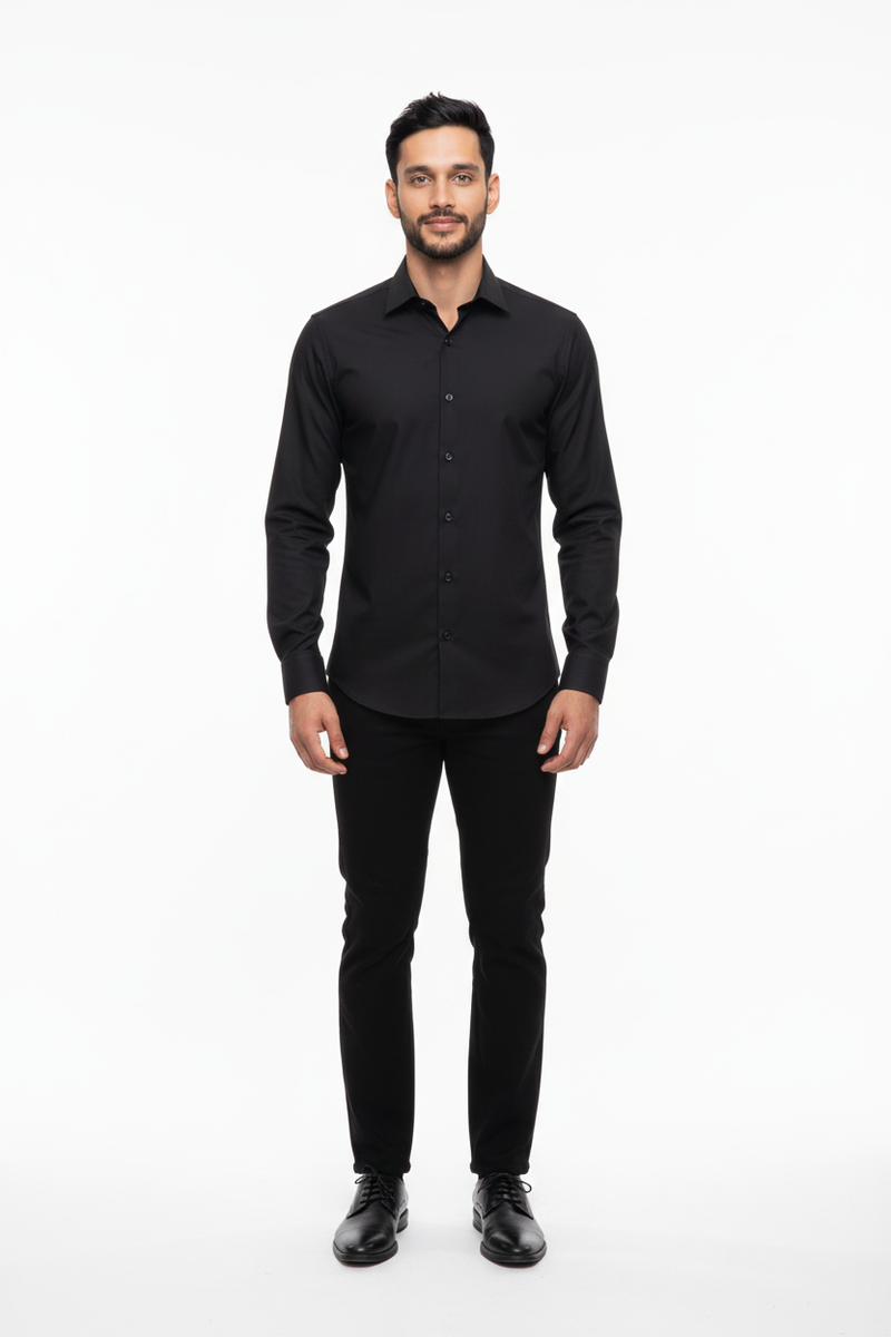 Vista dettagliata del colletto italiano della camicia business slim fit nera