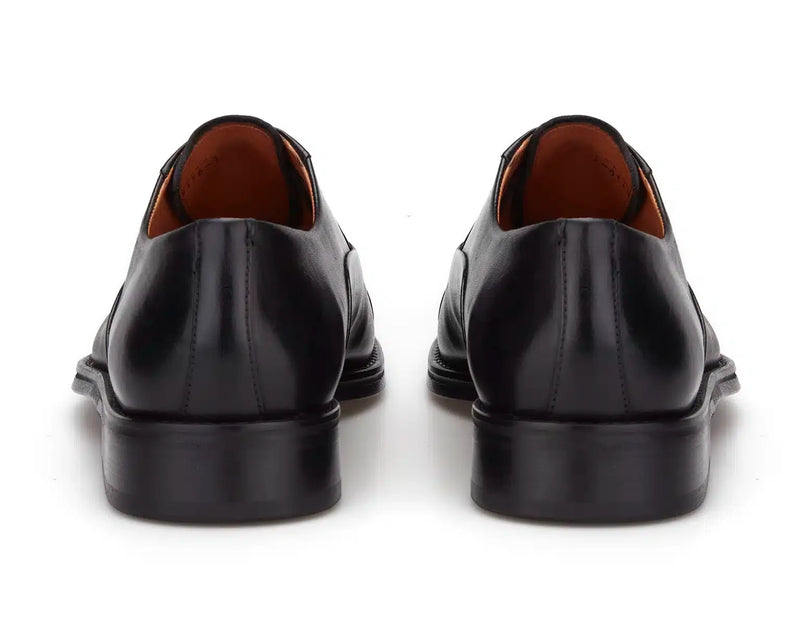 Primo piano della suola in vera pelle delle scarpe eleganti nere.