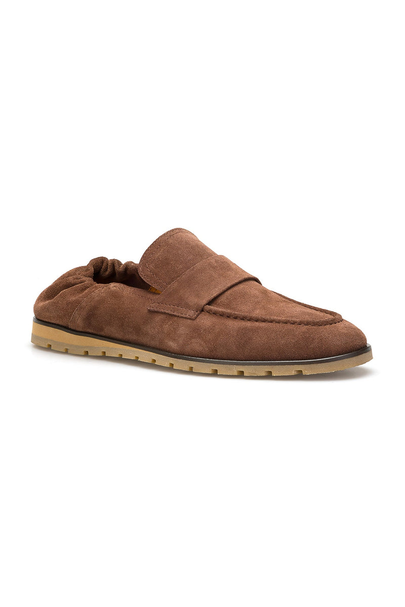 Nahaufnahme des weichen Wildleder-Materials des Loafers, betont die feine Struktur und die Terracotta-Farbe