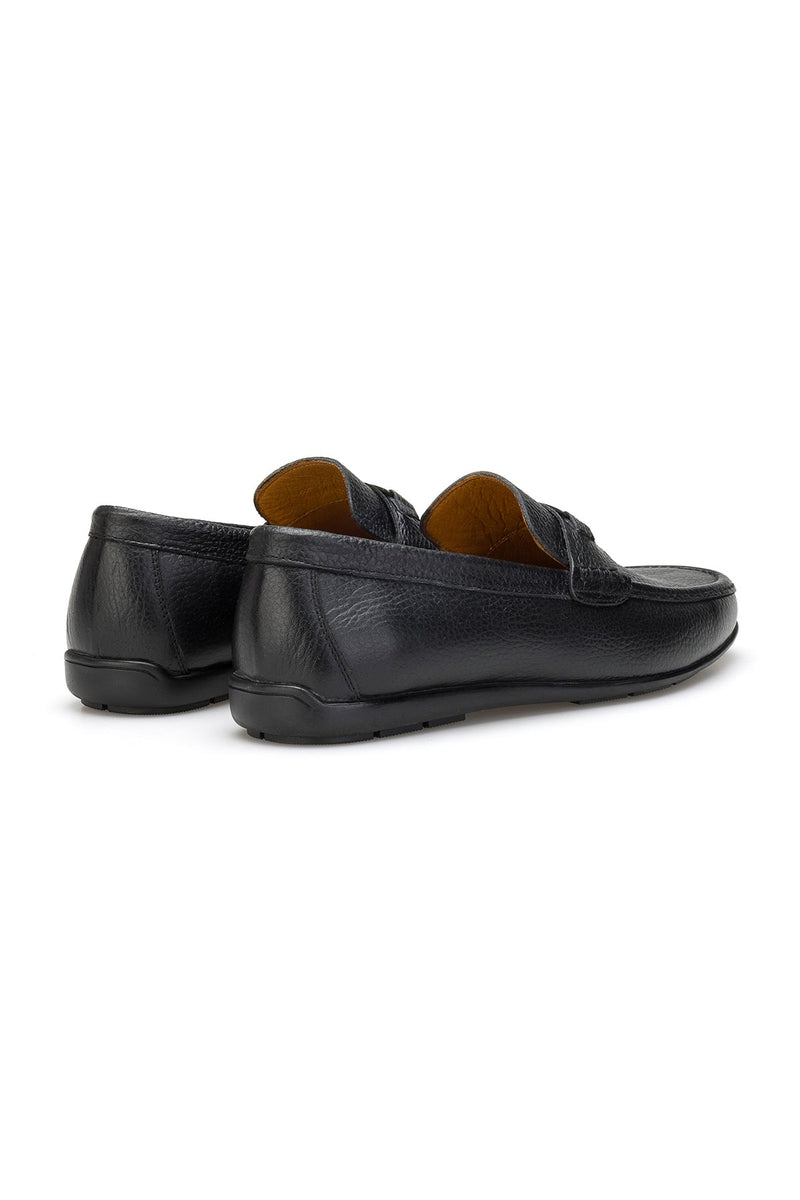 Dettaglio della suola in gomma rubber dei mocassini neri