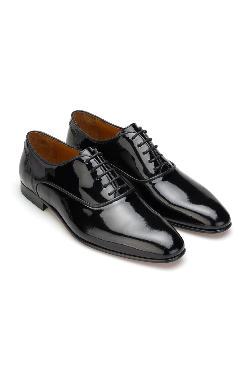 Schwarzer Lackleder Smoking Schuh – Vorderansicht mit glänzendem Obermaterial.
