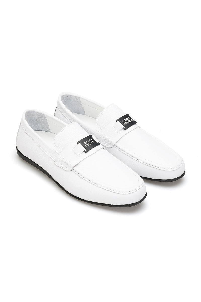 Vista frontale del mocassino bianco in 100% pelle autentica – silhouette elegante
