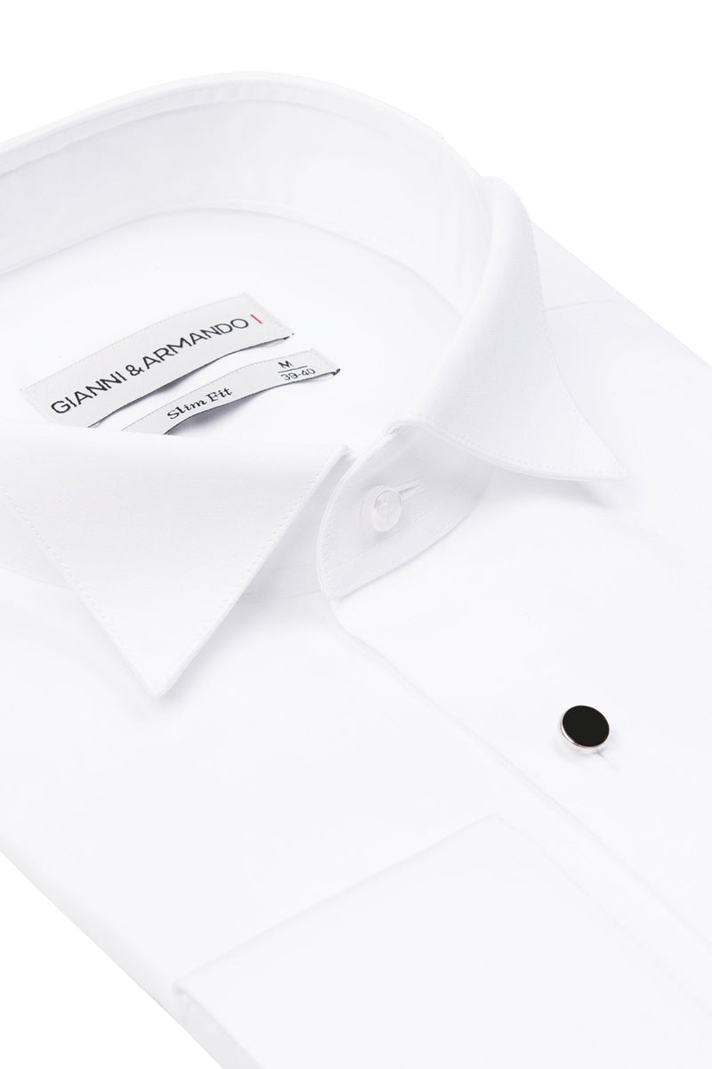 Detailaufnahme des feinen Stehkragens des weißen Smoking Hemds