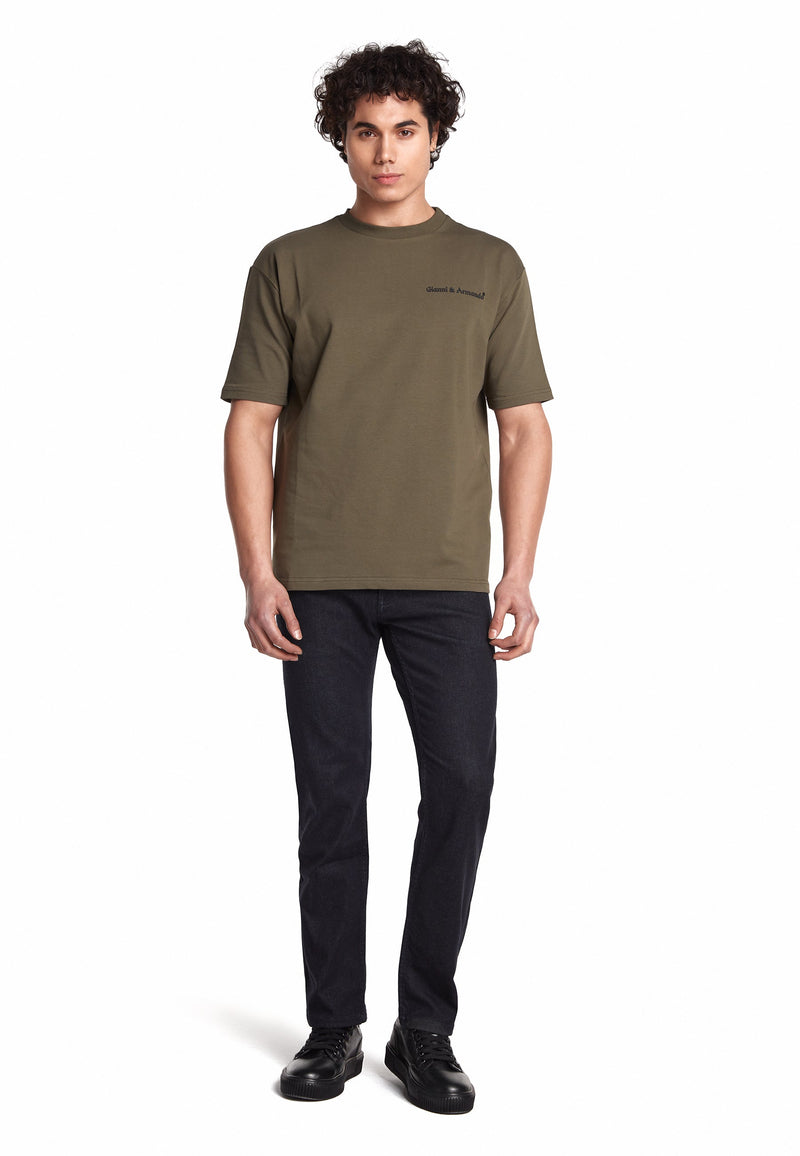 Frontansicht der Navyblau Jeans mit klassischem 5-Pocket-Design, entspannter Schnitt.