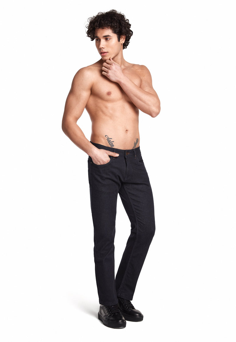 Seitliche Ansicht der Jeans, die den bequemen, geraden Schnitt in Navyblau zeigt.