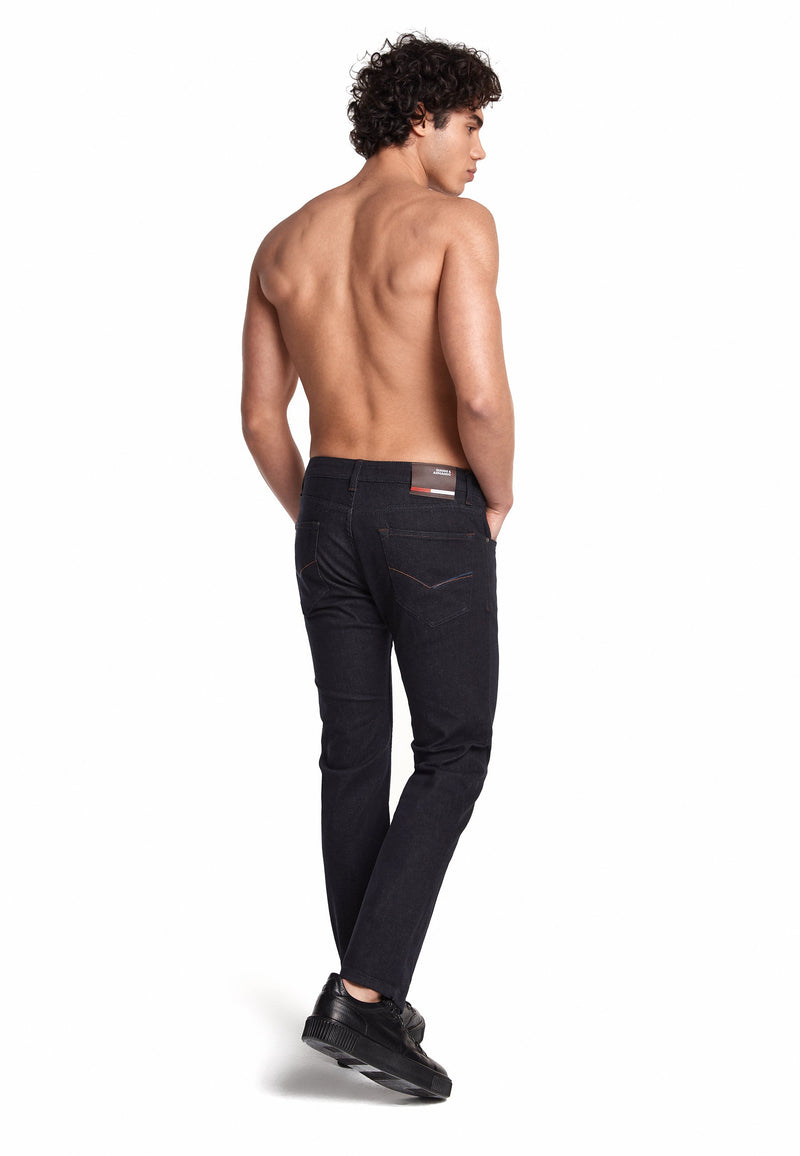 Rückansicht der Jeans mit markanter 5-Pocket-Details und elastischem Bund.