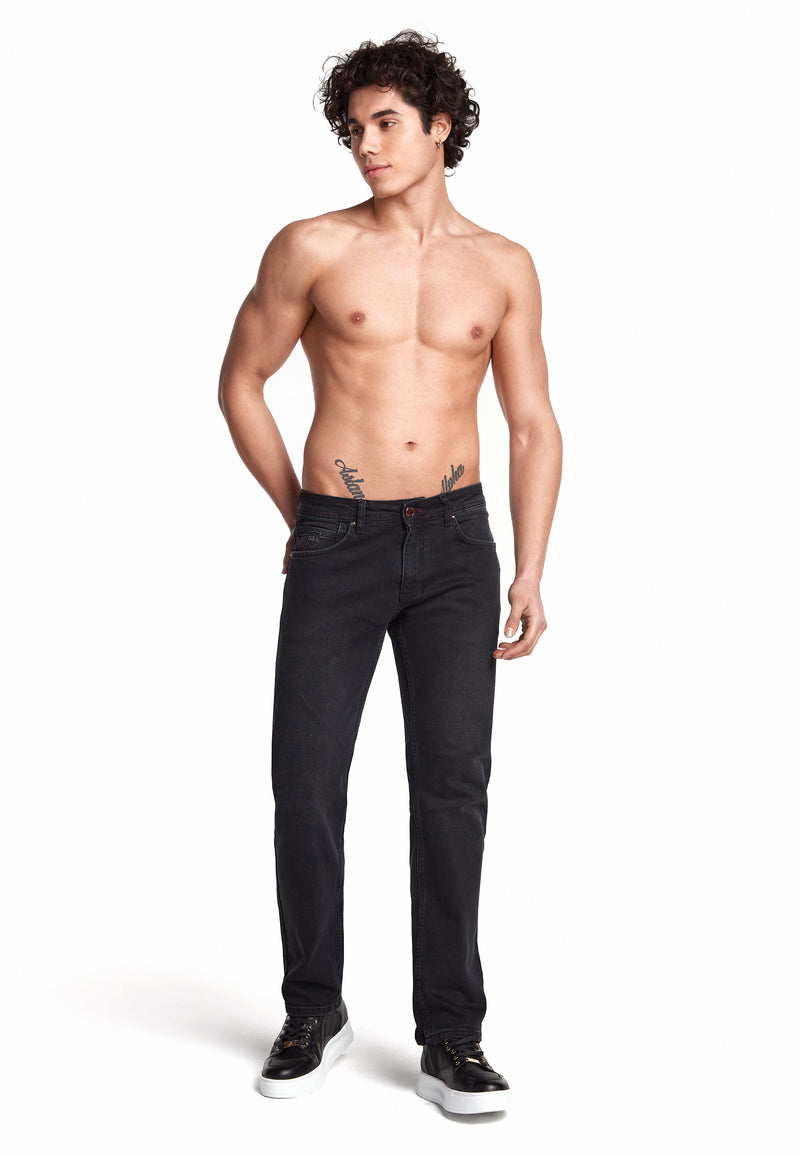 Seitliche Ansicht der Jeans, die den bequemen Relaxed-Schnitt und die elastane Stretch-Funktion zeigt.