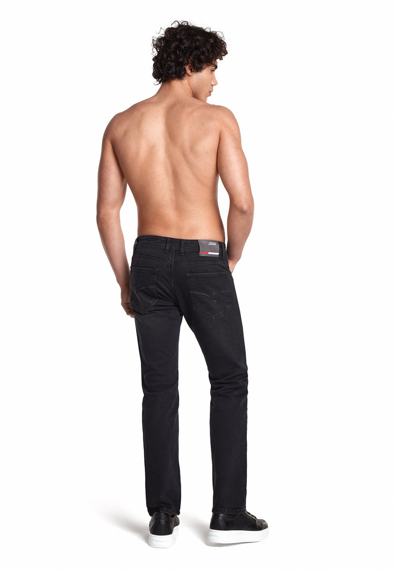 Rückansicht der Jeans mit markanter Reißverschluss- und Knopfleiste.