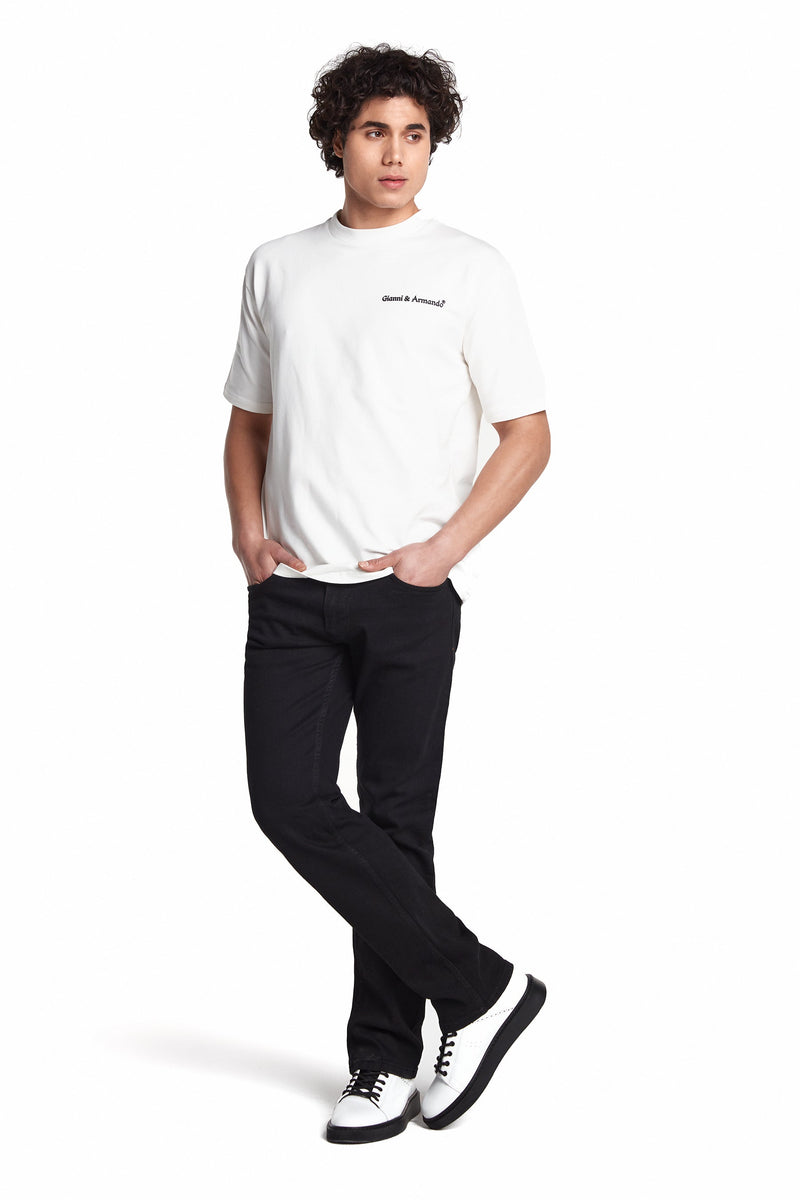 Seitliche Ansicht der Jeans mit geradem Bein und klassischem Schwarzton.