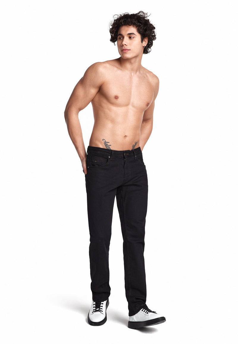 Rückansicht der Jeans, betont die geradlinige Passform und die 5-Pocket-Details.