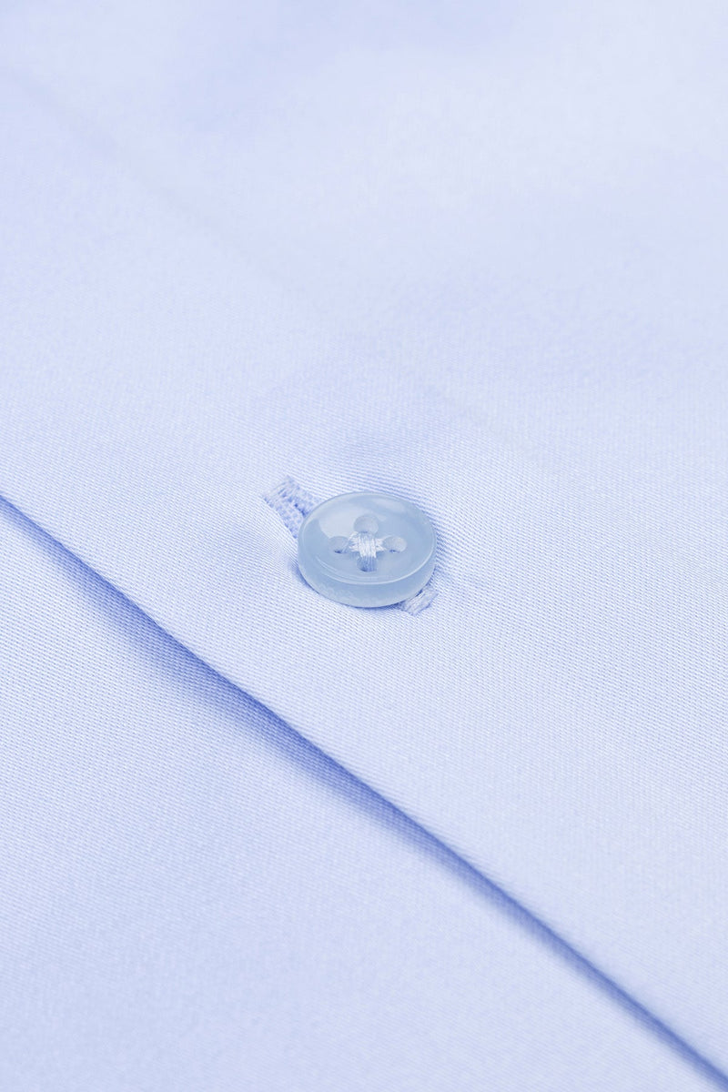 Hemd in Hellblau, getragen von einem Mann im Business‑Outfit, zeigt die Slim‑Fit Passform