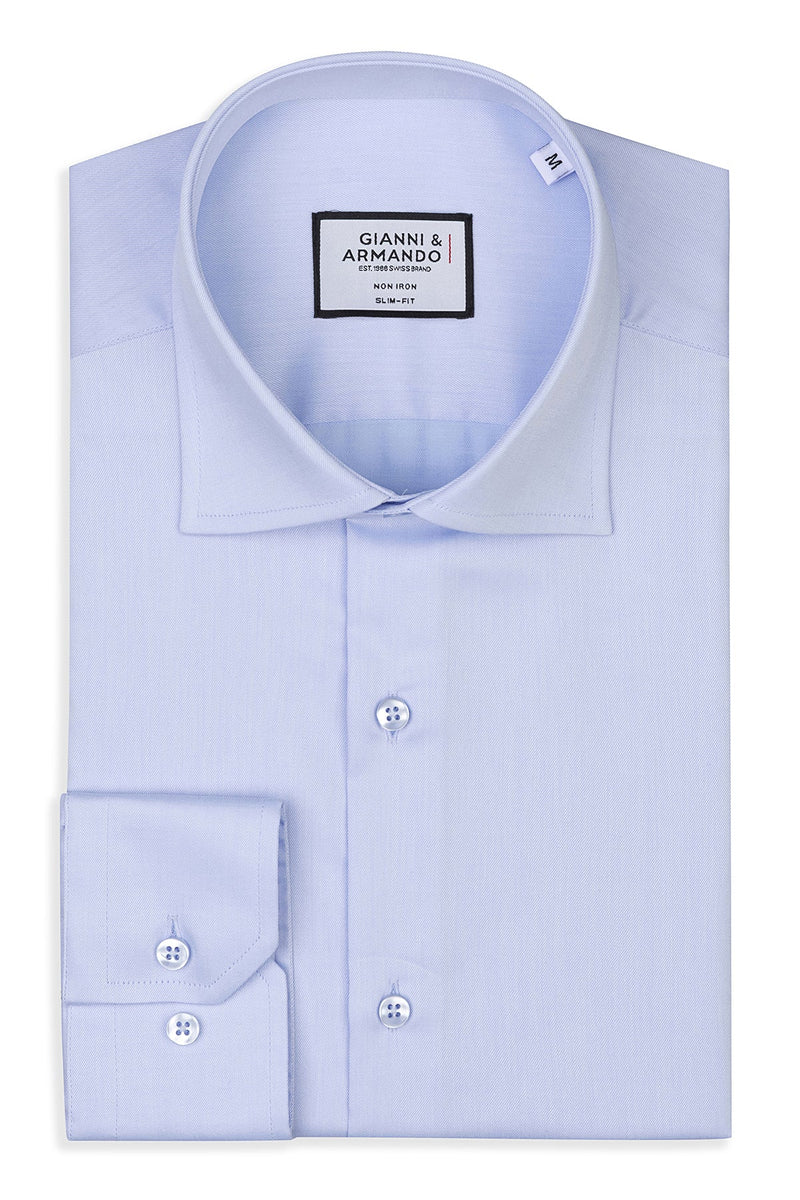Vista frontale della camicia slim fit color azzurro ghiaccio in 100% cotone con colletto italiano