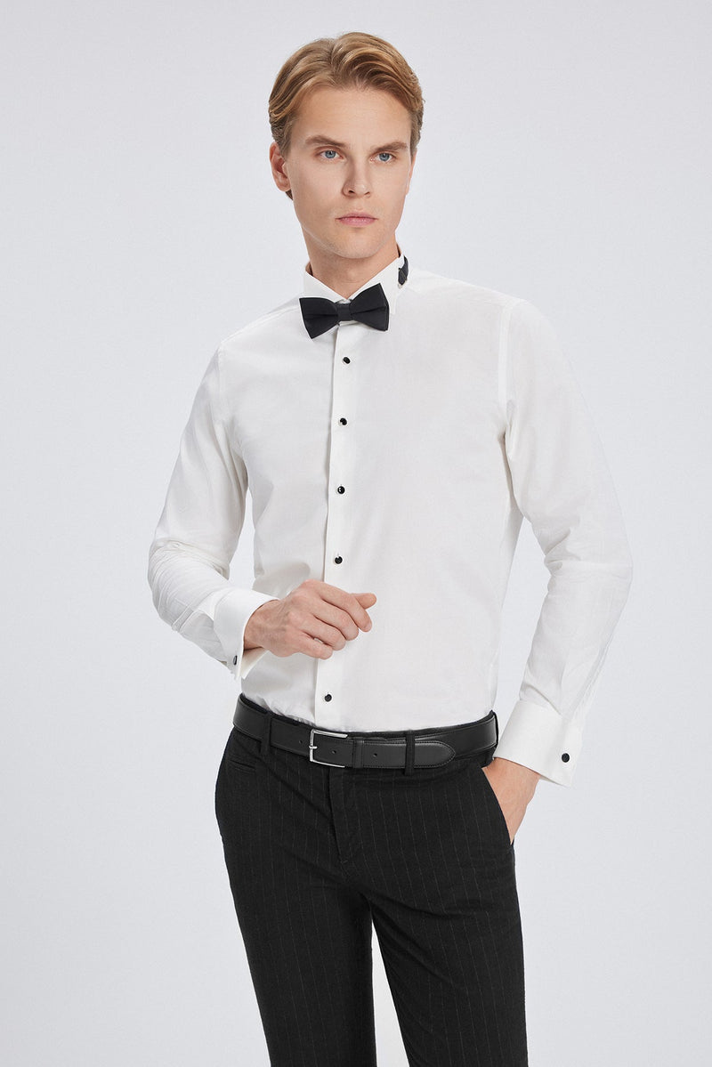 Detailaufnahme der langen Ärmel und des eleganten Stehkragens.