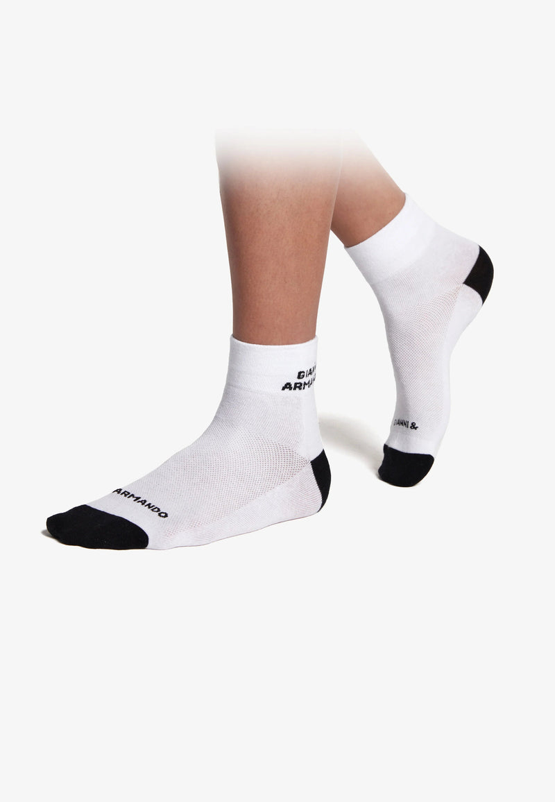 Ankle Socks in Weiß, Schwarz und Anthrazit – Nahaufnahme eines einzelnen Paares im Pack