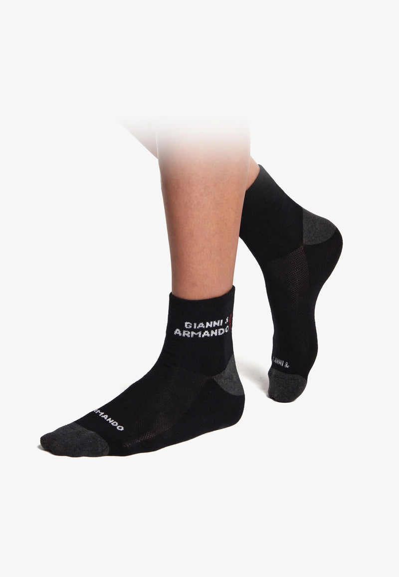 Ankle Socks in Schwarz – Blick auf den elastischen Bündelrand in einer entspannten Haltung
