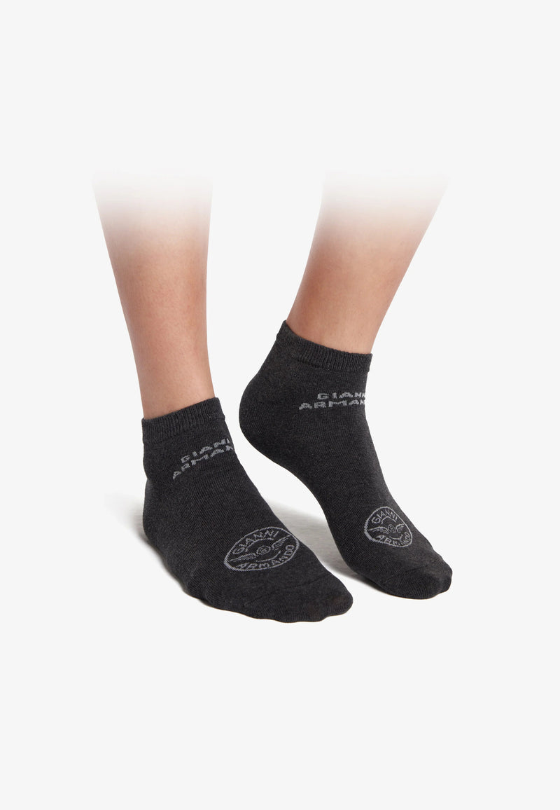 Seitenansicht eines anthrazitfarbenen Herrenknöchelsockens – elegante Silhouette.