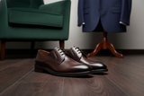 Seitliche Ansicht des Braun Business-Schuhe mit feiner Lederstruktur