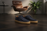 Seitliche Ansicht der Navy Blue Schuhe mit runder Schuhspitze