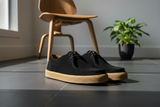 Schuh auf einem stilvollen Holzboden – elegante Schwarz-Optik