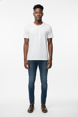 Nahaufnahme des weichen Rindsleder-Obermaterials des Sneakers – feine Textur