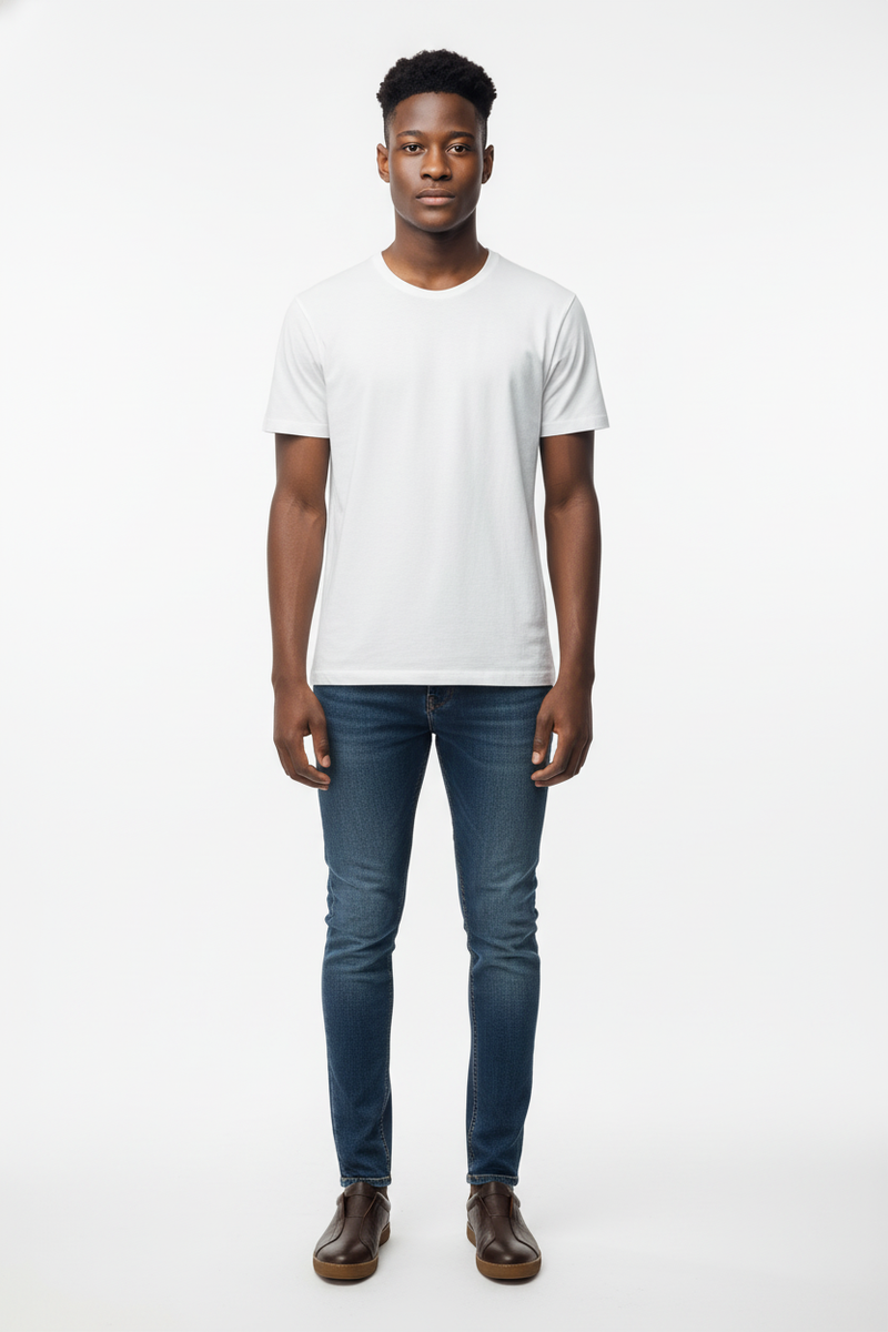 Nahaufnahme des weichen Rindsleder-Obermaterials des Sneakers – feine Textur