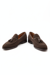 Schlüpfer Schuh in Braun auf stilvollem Holzboden – ideal für Business‑Outfits