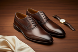 Seitliche Ansicht eines Business-Schuhe mit 3 cm Absatz und feiner Lederdecksohle.