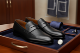 Seitliche Ansicht eines schwarzen Herren Schlüpfers, elegante Spitzspitze und Leder‑Gummilaufsohle