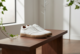 Seitliche Ansicht des Sneakers mit feiner Lederstruktur
