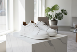 Seitliche Ansicht des Sneaker mit Rundspitze und Schlüpferverschluss – moderne Silhouette