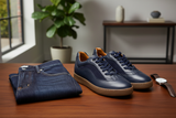 Seitliche Ansicht des Navy-Blue Sneakers mit Rundspitze und geschnürtem Verschluss