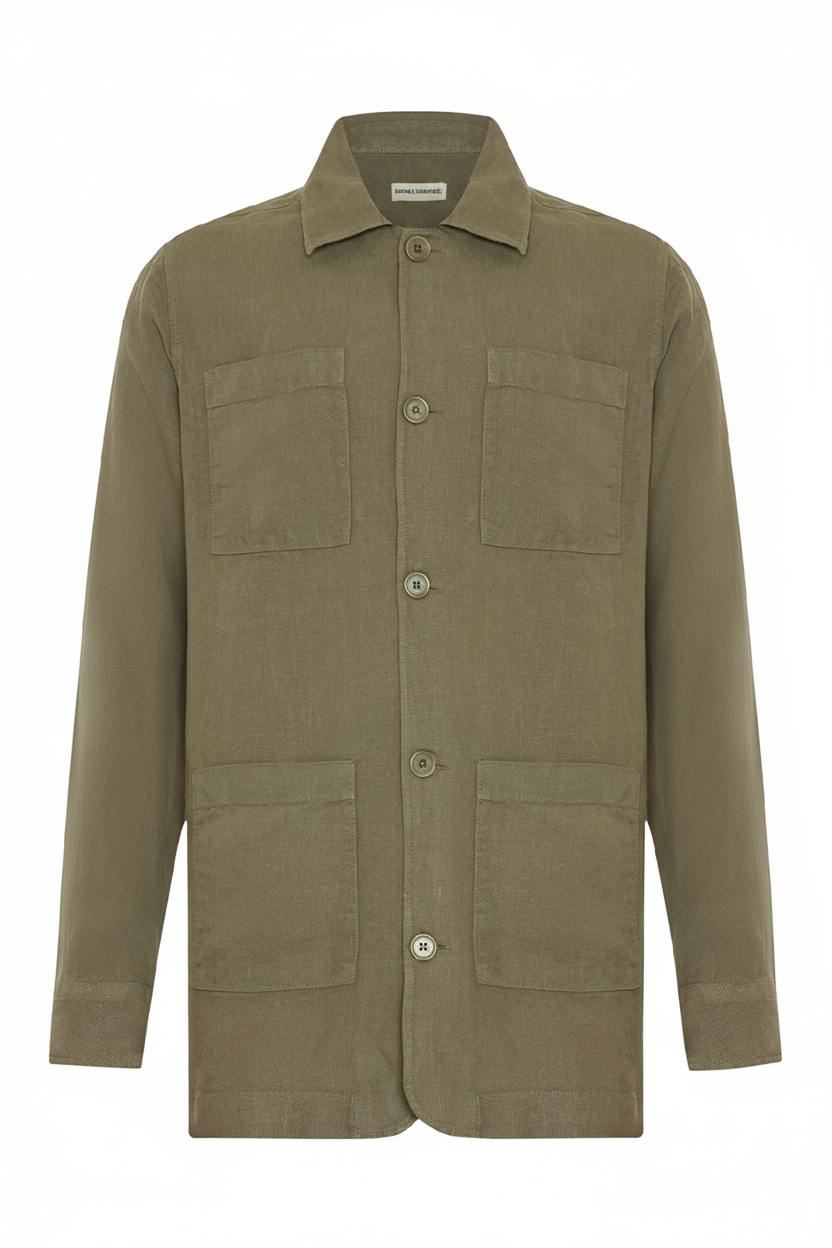 Vue de face de la chemise-veste kaki avec manches longues et col Kent classique.