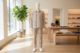 Rückansicht der Hemdjacke mit Kent-Kragen und vier Seitentaschen, beige Leinen