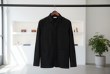 Modell trägt die schwarze Hemdjacke aus Leinen in lässiger Pose