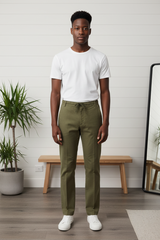 Leinenhose in Khaki, Rückansicht mit sichtbarem Saum und Taschen.