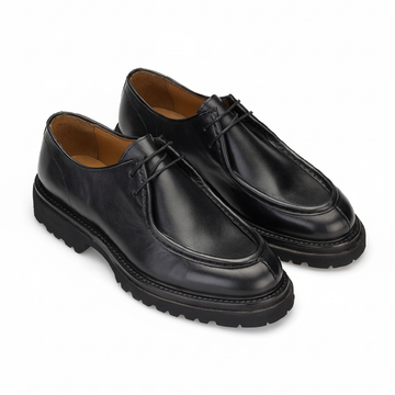 Vorderansicht der schwarzen Gianni & Armando Schnürboots aus weichem Leder