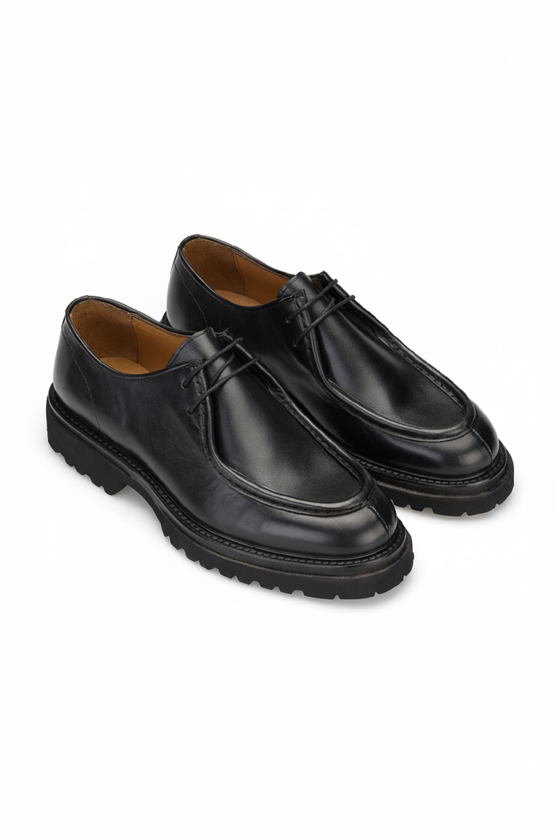 Vorderansicht der schwarzen Gianni & Armando Schnürboots aus weichem Leder