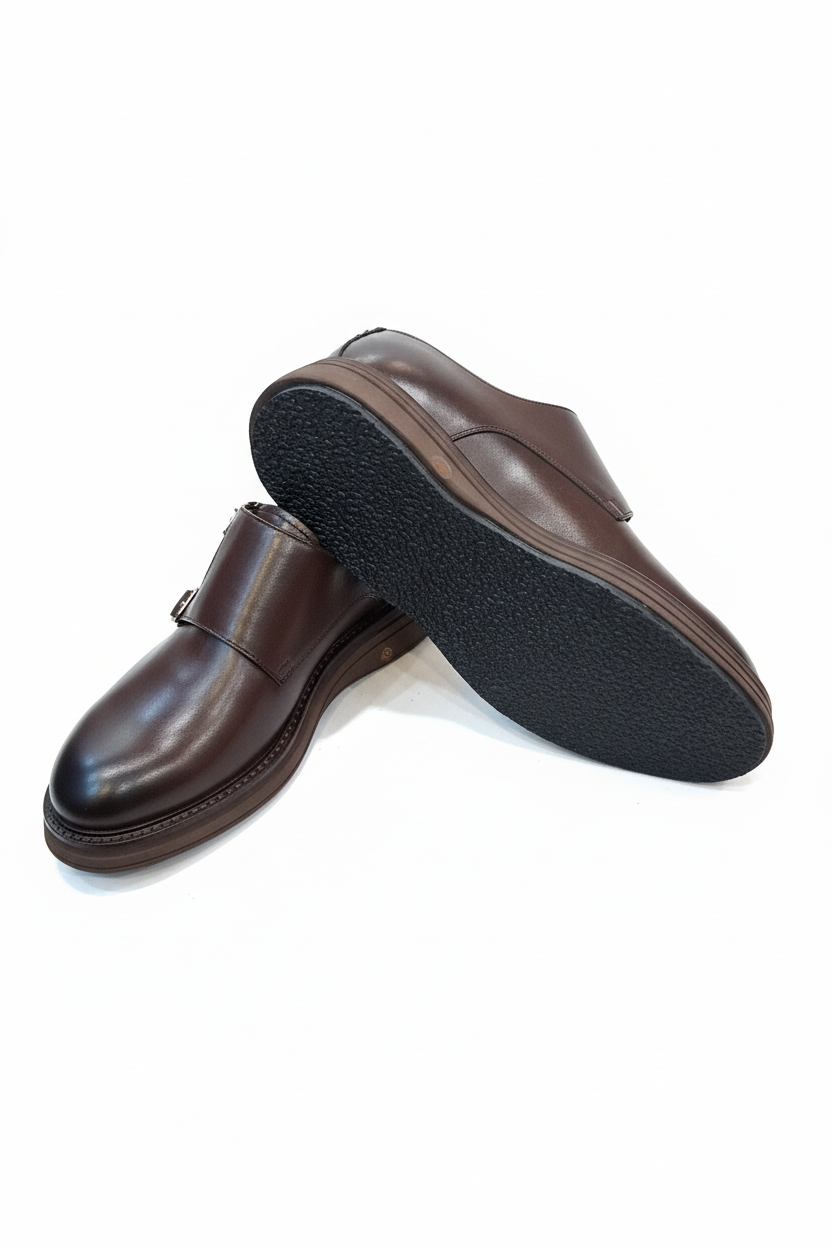 Model trägt die Double Monk Schuhe Braun bei einem Spaziergang