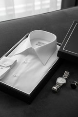 Detailansicht der knopfigen Ärmelabschlüsse des weißen Slim Fit Hemdes – eleganter Businesslook