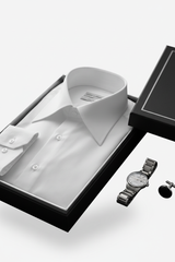 Nahaufnahme des spitzen Kragens des weißen Slim Fit Hemdes – Detailansicht