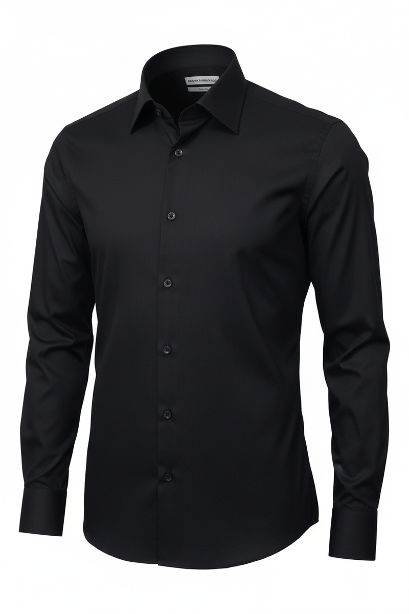 Modeller trägt das schwarze Slim‑Fit-Herrenhemd in Business‑Umgebung