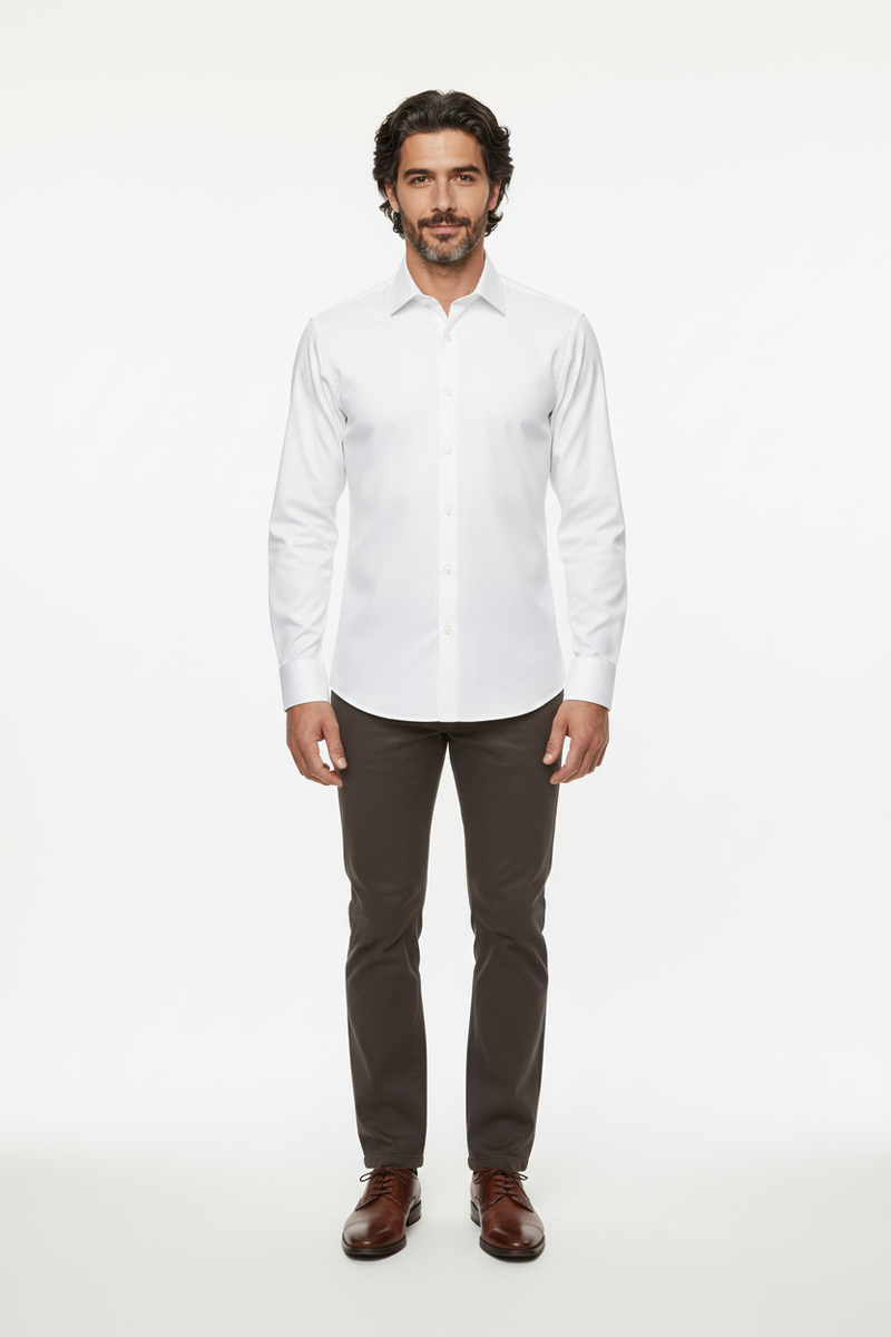 Rückansicht des Slim‑Fit Herrenhemds mit eleganter Krawatte-Option