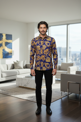 Modell trägt das Slim Fit Herrenhemd in Blau-Gold bei Abendveranstaltung