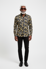 Modell trägt das Slim Fit Herrenhemd mit Ketten- & Seilmuster in maritimen Farben