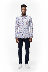 Nahaufnahme des Blumenmusters auf dem Slim Fit Hemd, lebendige Farben in multicolor