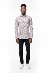 Detailaufnahme des lebendigen Blumenmusters auf dem Slim Fit Hemd
