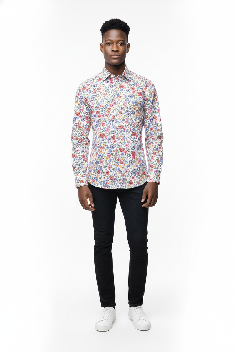 Detailaufnahme des lebendigen Blumenmusters auf dem Slim Fit Hemd