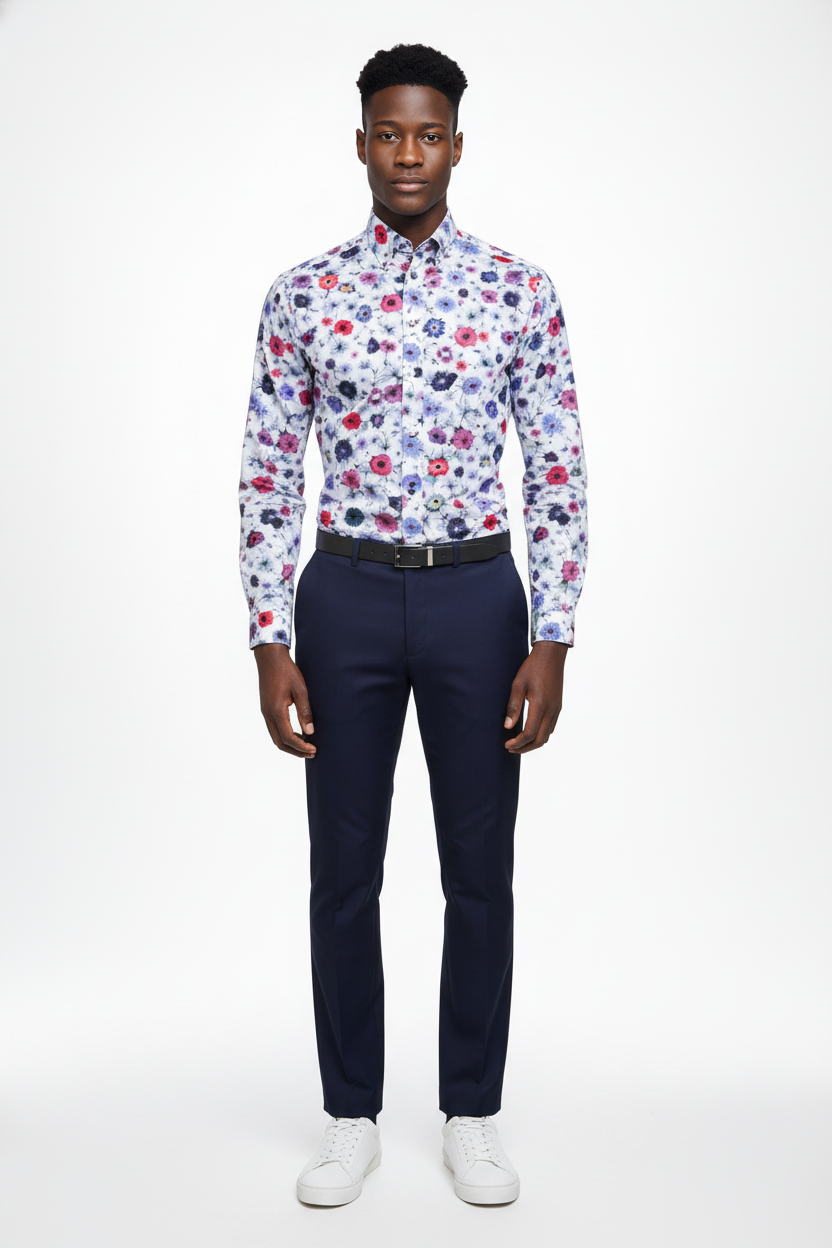 Detailaufnahme des satinierten Baumwollstoffs im Blumenmuster-Shirt