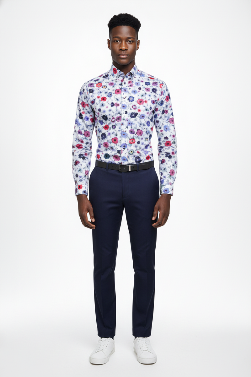 Detailaufnahme des satinierten Baumwollstoffs im Blumenmuster-Shirt
